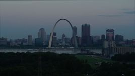 5.7K aerial stock footage of the Gateway Arch and the skyline of Downtown St. Louis, Missouri, at twilight while descending Aerial Stock Footage | DX0001_000919