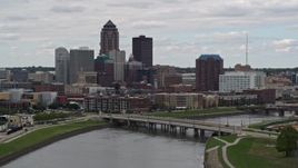5.7K aerial stock footage of descending past a Cedar River bridge with view of skyline, Downtown Des Moines, Iowa Aerial Stock Footage | DX0002_165_035