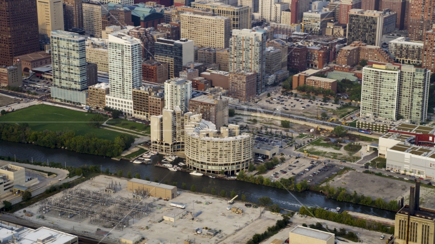The River City condo complex by the Chicago River, Illinois Aerial Stock Photo AX0001_072.0000108F | Axiom Images