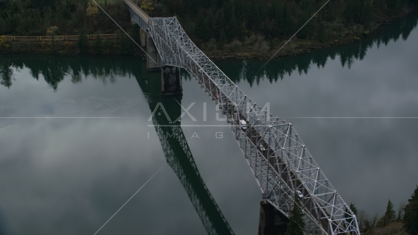 Traffic crossing Bridge of the Gods in Cascade Locks, Columbia River Gorge, Oregon Aerial Stock Photo AX154_173.0000195F | Axiom Images