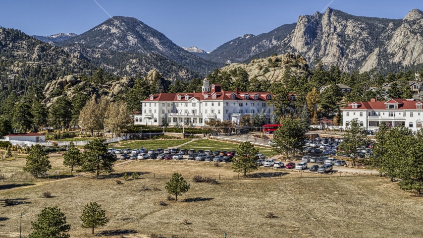 The historic Stanley Hotel with mountains in the background in Estes ...