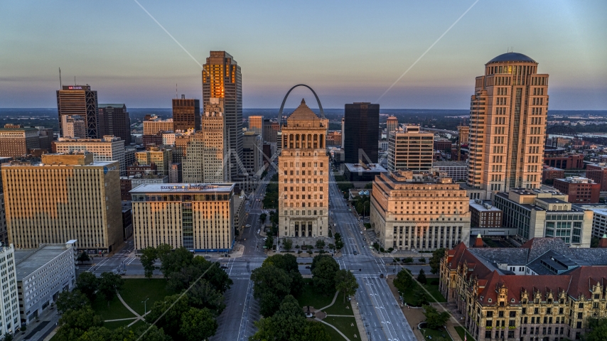 The Gateway Arch behind a courthouse at sunset, Downtown St. Louis, Missouri Aerial Stock Photo DXP001_036_0002 | Axiom Images