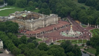 AX114_190 - 5.5K stock footage aerial video of Buckingham Palace and the Victoria Memorial in London, England