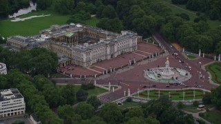 AX116_028E - 5.5K aerial stock footage of approaching Buckingham Palace and Victoria Memorial, London, England, twilight