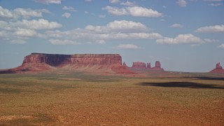 AX132_130E - 5.5K aerial stock footage of a wide view of Eagle Mesa and buttes, Monument Valley, Arizona, Utah