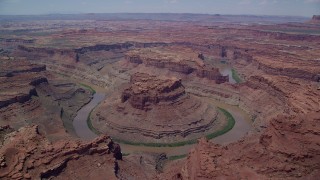 AX136_238 - 5.5K aerial stock footage tilt and approach a butte and Colorado River in Meander Canyon, Canyonlands National Park, Utah