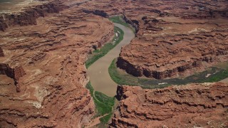 AX136_251 - 5.5K aerial stock footage flyby Colorado River between mesas in Meander Canyon, Canyonlands National Park, Utah