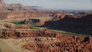 AX138_078 - 5.5K aerial stock footage of Goose Neck in Meander Canyon, reveal Colorado River, Canyonlands National Park, Utah