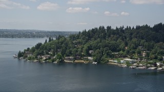 AX46_050 - 5K aerial stock footage of lakeside homes with small docks on Mercer Island, Washington
