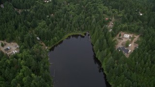 AX58_018 - 5K aerial stock footage of bird's eye view of lakefront homes and evergreen trees in Grapeview, Washington