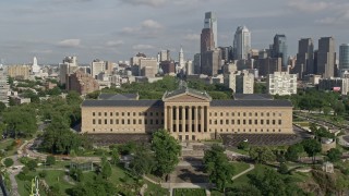 AX79_065 - 4.8K stock footage aerial video of the Philadelphia Museum of Art and the Downtown Philadelphia skyline, Pennsylvania