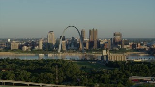 DX0001_000521 - 5.7K aerial stock footage of the Arch and skyline while flying away from a park and over interstate, Downtown St. Louis, Missouri
