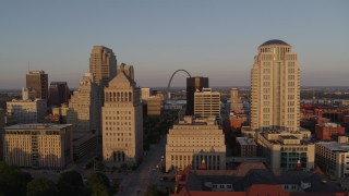 DX0001_000848 - 5.7K aerial stock footage of the famous Arch seen from the courthouses, reveal the museum at sunset, Downtown St. Louis, Missouri