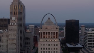 DX0001_000894 - 5.7K aerial stock footage of the Gateway Arch at twilight, visible from a courthouse while descending in Downtown St. Louis, Missouri