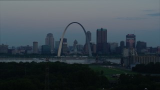 DX0001_000919 - 5.7K aerial stock footage of the Gateway Arch and the skyline of Downtown St. Louis, Missouri, at twilight while descending