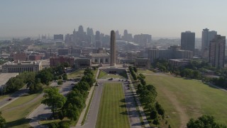 DX0001_001077 - 5.7K aerial stock footage of a stationary view of the WWI memorial and skyline in Kansas City, Missouri