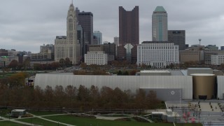DX0001_002728 - 5.7K aerial stock footage ascend over science museum, with city's skyline behind it, reveal river, Downtown Columbus, Ohio