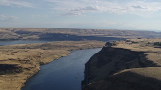 DX0001_019_021 - 5.7K aerial stock footage of Miller Island and the Columbia River seen from the edge of a cliff in Goldendale, Washington