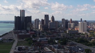 DX0002_194_006 - 5.7K aerial stock footage of passing by GM Renaissance Center and the city's skyline, Downtown Detroit, Michigan