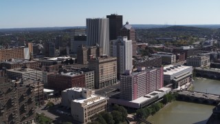 DX0002_206_044 - 5.7K aerial stock footage of skyline and river seen while ascending by apartment complex, Downtown Rochester, New York